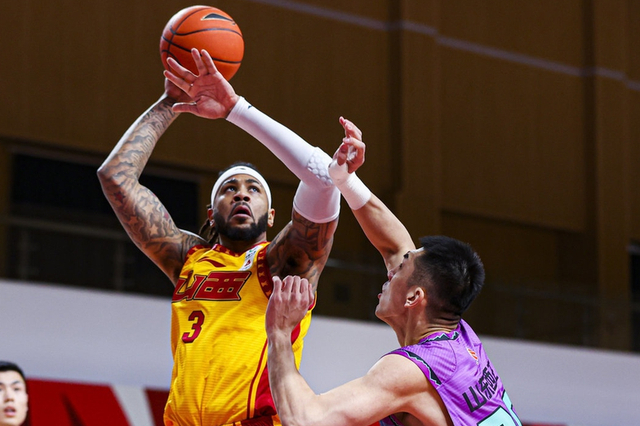 国际比赛日全明星赛传出新动向；新疆广汇外线爆发；管理层表态：悬念犹存；临场指挥获称赞的简单介绍